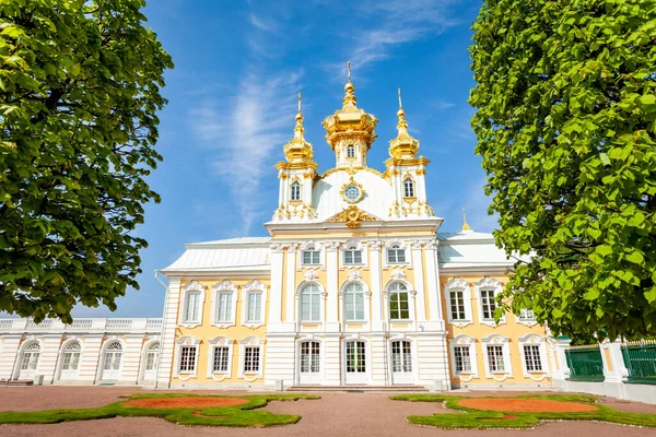 ロシアのグランドパレスサンクトペテルブルク地域の近くの公園でのピーターホーフ教会の眺め — ストック写真