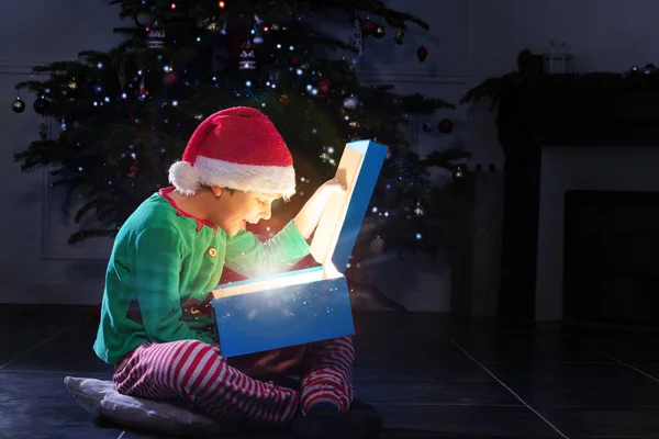Criança Pequena Feliz Abrir Caixa Presente Natal Com Luz Brilhante — Fotografia de Stock