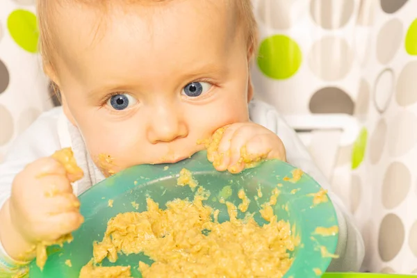 Küçük Bebek Portreyi Doğru Düzgün Yemek Yerine Lapa Tabağıyla Oynuyor — Stok fotoğraf