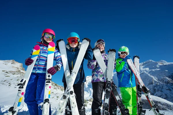 Ski Πορτρέτο Διακοπών Πολλά Παιδιά Στέκονται Αθλητικό Εξοπλισμό Στα Χέρια — Φωτογραφία Αρχείου