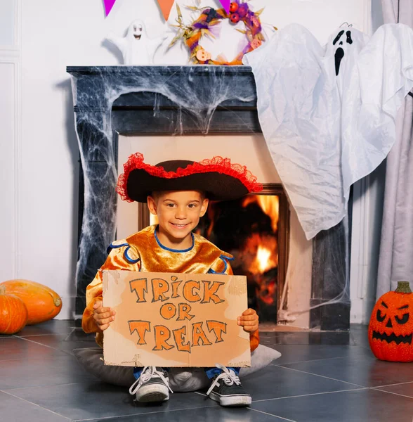 Kleiner Junge Halloween Kostüm Mit Trick Oder Leckerli Schild Sitzt — Stockfoto