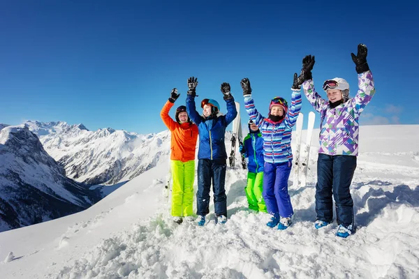 Gran Grupo Niños Esquí Pie Nieve Levantan Las Manos Sonriendo —  Fotos de Stock