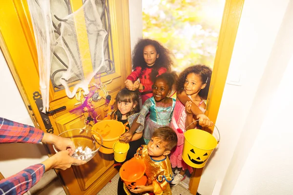 Wiele Dzieci Różnych Patrząc Chłopców Dziewcząt Kostiumach Halloween Stoją Drzwiach — Zdjęcie stockowe