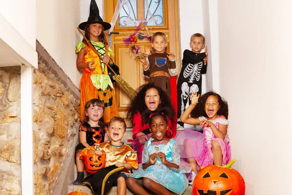 Halloween Groep Kinderen Portret Zitten Samen Jongens Met Meisjes Trap — Stockfoto