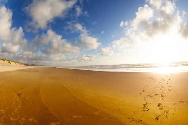 Veduta Della Sabbia Dell Impronta Delle Nuvole Tramonto Sulla Spiaggia — Foto Stock