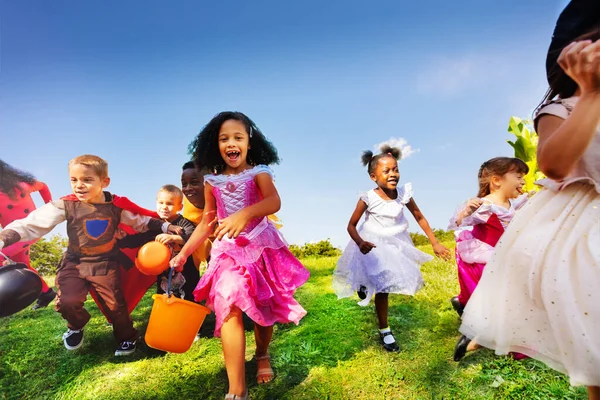 Grande Grupo Crianças Correr Traje Halloween Gramado Com Baldes Para — Fotografia de Stock