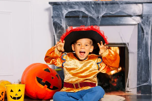 Halloween Porträtt Liten Pojke Sitta Vid Öppen Spis Med Skrämmande — Stockfoto