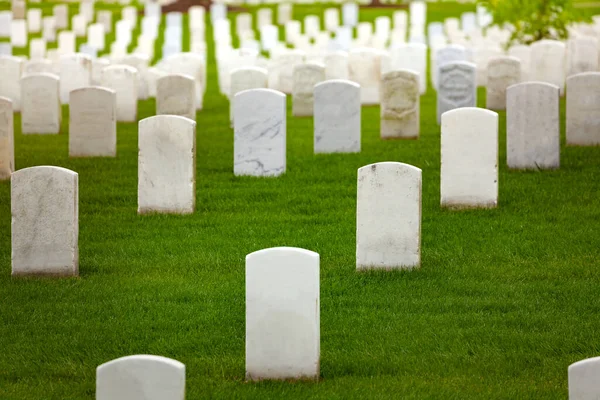 Soldatenfriedhof Und Grabsteine Viele Weiße Grabsteine Auf Dem Grünen Rasen — Stockfoto