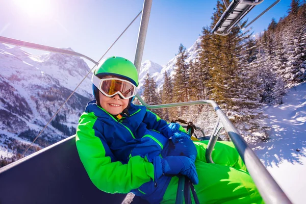 Glimlachend Jongetje Zit Skilift Draag Sportbril Helm Kijk Naar Camera — Stockfoto