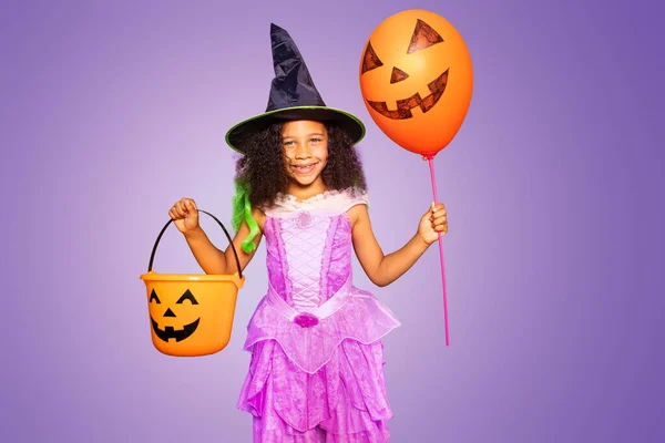 Nettes Kleines Mädchen Halloween Kleid Halten Orangefarbenen Luftballon Und Süßigkeiteneimer — Stockfoto