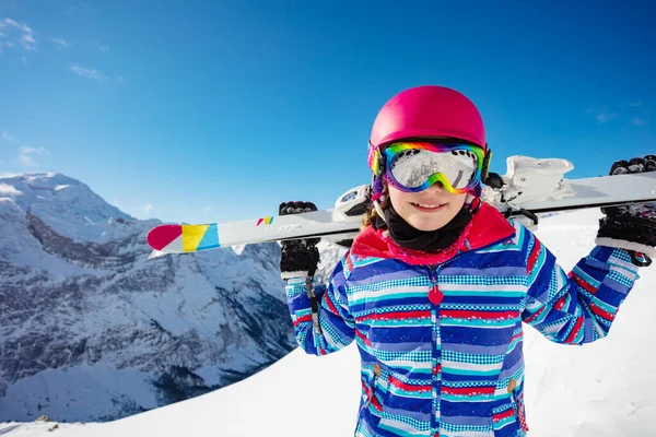 幸せなかわいいです女の子スキーオン彼女の肩笑顔身に着けています色眼鏡とヘルメット上の山のピーク上の背景 — ストック写真