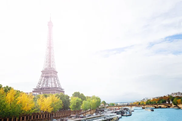 Uitzicht Van Brug Siena Naar Eiffeltoren Parijs Met Verse Lentebomen — Stockfoto