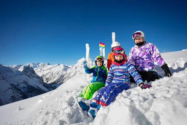 Retrato Grupo Divertido Crianças Sentadas Juntas Neve Sobre Magníficos Topos — Fotografia de Stock