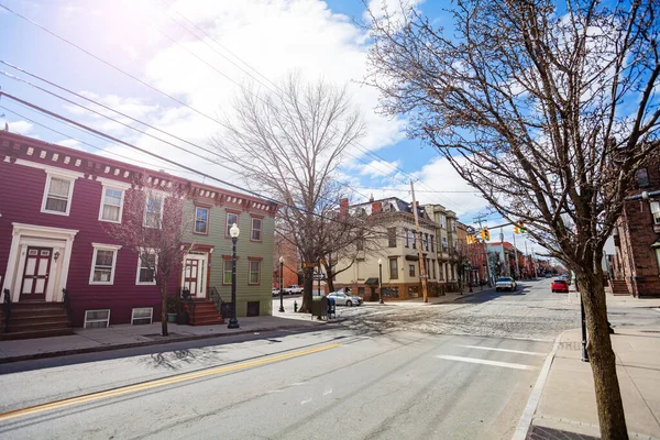 İlkbaharda Albany 'deki sokak manzaralı küçük evler, New York, ABD