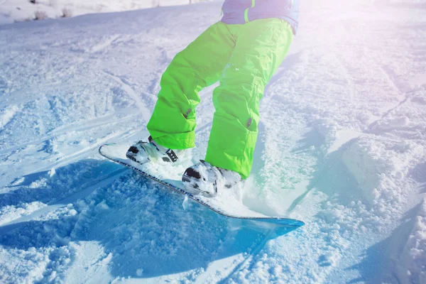 Zblízka Snowboardu Chlapce Pohybu Sjíždějícího Svahu Horském Lyžařském Středisku — Stock fotografie