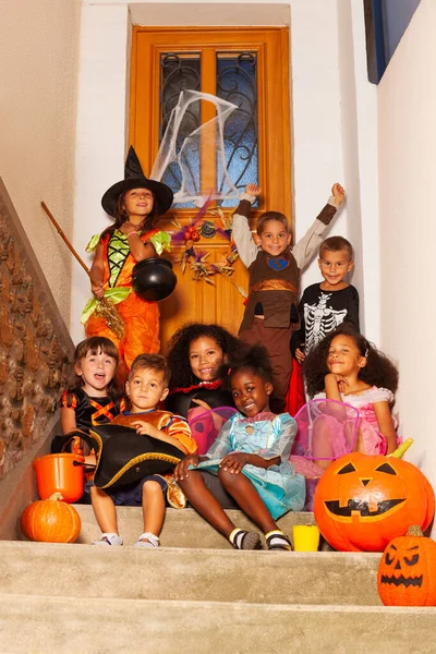 Grupo Muchos Niños Diversos Disfraces Halloween Sientan Las Escaleras Con —  Fotos de Stock