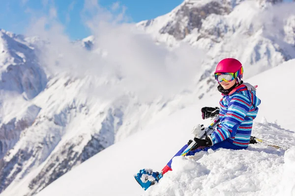 Hermosa Chica Casco Rosa Equipo Esquí Sientan Cima Montaña Nieve —  Fotos de Stock