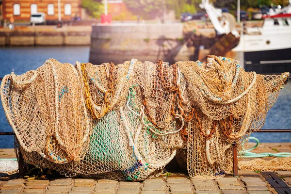 Fiskarnät Som Torkar Solen Hamnbarriären Nära Havet — Stockfoto