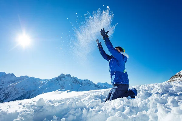 プロフィールビューのティーン女の子スロー雪で空の上に青い空と高い山の上に背景 — ストック写真