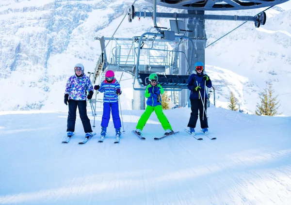 Groupe Enfants Décollent Télésiège Ski Sommet Station Montagne Ensemble Sur — Photo