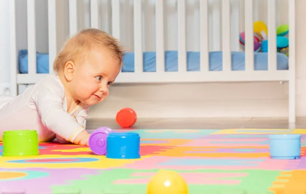 Bebek Çocuk Kreş Zemininde Sürünerek Renkli Oyuncaklarla Oynuyor — Stok fotoğraf