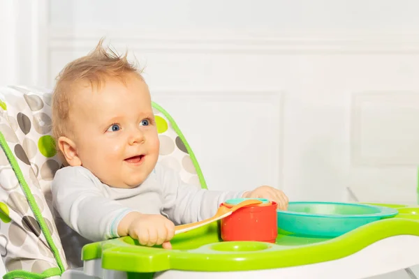 Gelukkig Kleine Peuter Baby Jongen Zitten Kinderstoel Met Plastic Lepel — Stockfoto