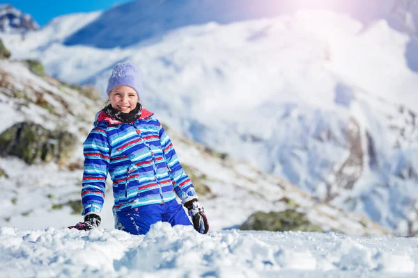 Glad Flicka Med Stort Leende Porträtt Sitta Snön Promenad Berget — Stockfoto