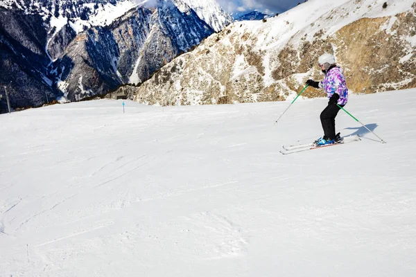 리조트에서는 아가씨 스키를 내리막길을 내려갑니다 — 스톡 사진