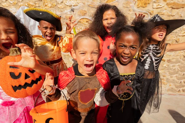 Många Barn Skriker Och Tittar Kameran Halloween Kostymer Står Tillsammans — Stockfoto