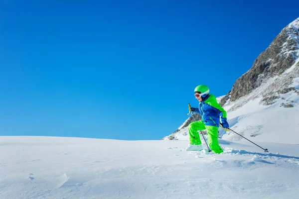 Junge Wanderschule Tritt Auf Jungfräulichen Schnee Winteraktivitätskonzept — Stockfoto