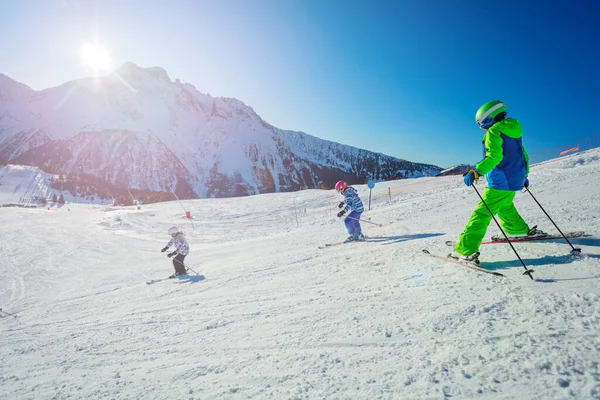 一群滑雪学校的孩子在山上肖像画 阳光灿烂的日子在高山度假胜地 — 图库照片