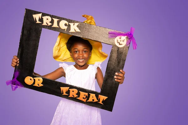 Niedliche Schöne Schwarze Kleine Mädchen Kostüm Mit Halloween Trick Oder — Stockfoto