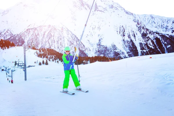 Gelukkige Kleine Jongen Tillen Ski Sleeplift Touw Heldere Sport Outfit — Stockfoto