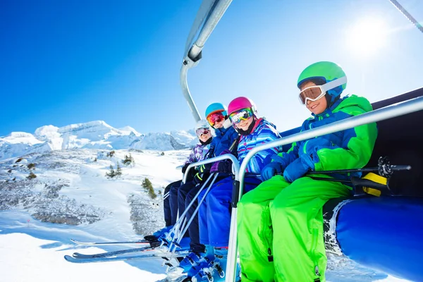 Porträt Von Vier Glücklichen Kindern Lebendigen Ski Outfit Die Gemeinsam — Stockfoto