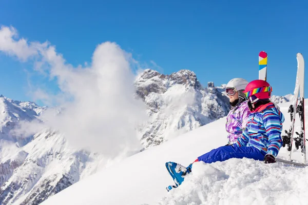 Duas Meninas Felizes Sentam Montanha Com Esqui Sobre Altos Picos — Fotografia de Stock
