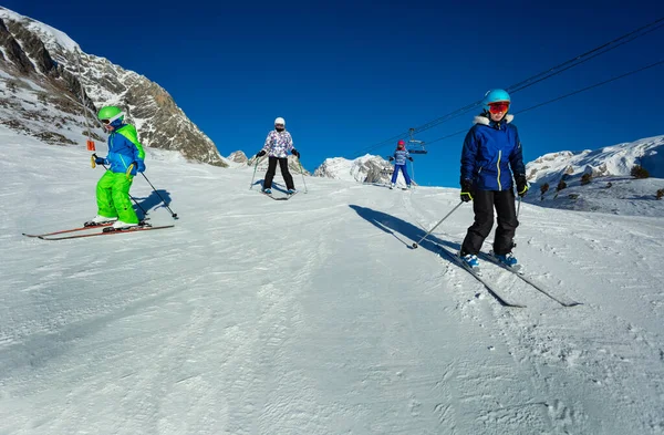 Güneşli Bir Günde Alp Pistinde Birçok Çocuk Kayak Yapıyor Serbest — Stok fotoğraf