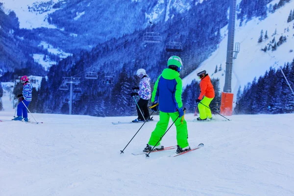 Blick Von Hinten Auf Eine Gruppe Von Kindern Der Skischule — Stockfoto