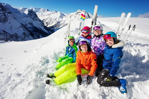 Vue Dessus Grand Groupe Enfants Ski Assis Sur Pile Neige — Photo