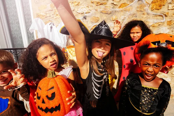 Menina Bonito Furando Língua Traje Halloween Jogar Divertir Segurando Abóboras — Fotografia de Stock