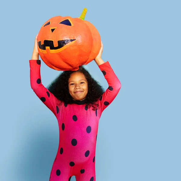 Portret Van Lachend Gelukkig Meisje Houd Halloween Pompoen Glimlach Blauwe — Stockfoto