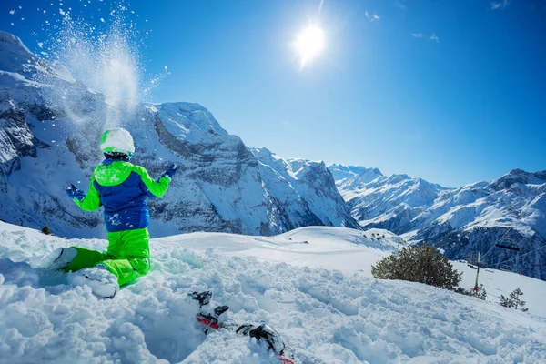 Porträt Eines Süßen Kindes Das Nach Dem Skifahren Schnee Über — Stockfoto