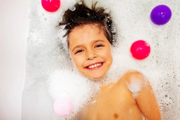 Retrato Menino Bonito Com Grande Sorriso Nadar Nas Costas Sabão — Fotografia de Stock