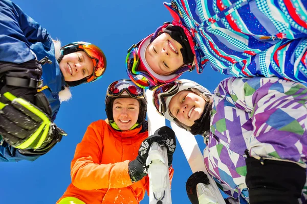 スポーツ衣装のスキーの子供たちのグループマスクアンヘルメットは青い空の上に一緒に立って見下ろす — ストック写真