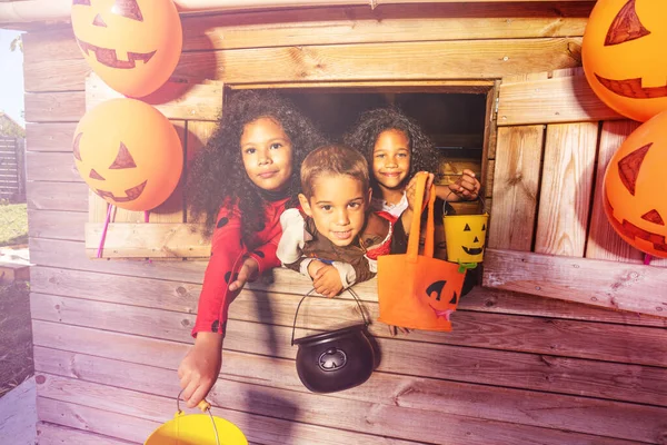 Retrato Grupo Três Crianças Trajes Halloween Olhar Para Fora Janela — Fotografia de Stock