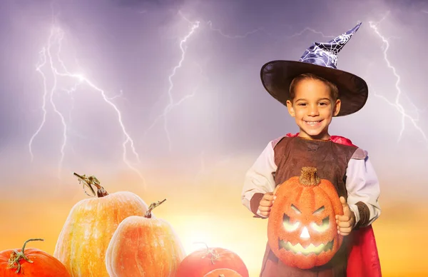 Portrét Pohledného Chlapečka Halloweenu Držet Obrovské Oranžové Dýně Přes Bouřlivou — Stock fotografie