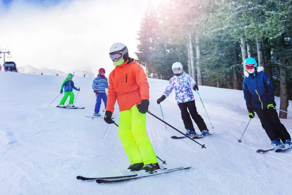 Grupo Crianças Esquiam Colina Com Amigos Resort Alpino Sobre Floresta — Fotografia de Stock