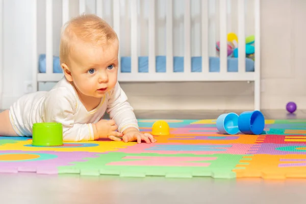 Vackra Bebis Barn Krypa Golvet Barnkammaren Tag Leksaker Nära Barnsäng — Stockfoto