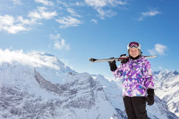 Nastolatek Uśmiechnięty Narciarz Dziewczyna Portret Nad Wysokim Szczycie Góry Hełmie — Zdjęcie stockowe