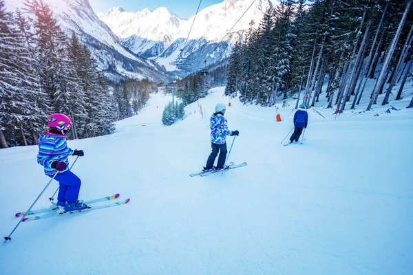 Группа Детей Спускается Горных Лыжах Школьном Строю Лицензионные Стоковые Изображения