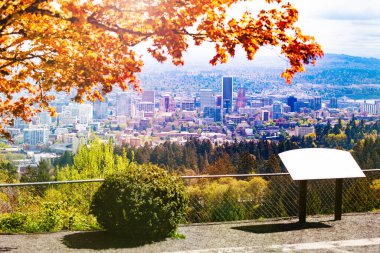 Portland manzarası için Macleay Park ve Pittock Mansion Hill 'den gözlem noktası.